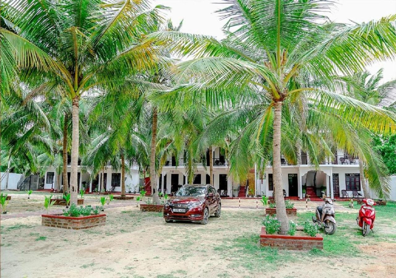 Crescent Sea Resort นิลาเวลี ภายนอก รูปภาพ